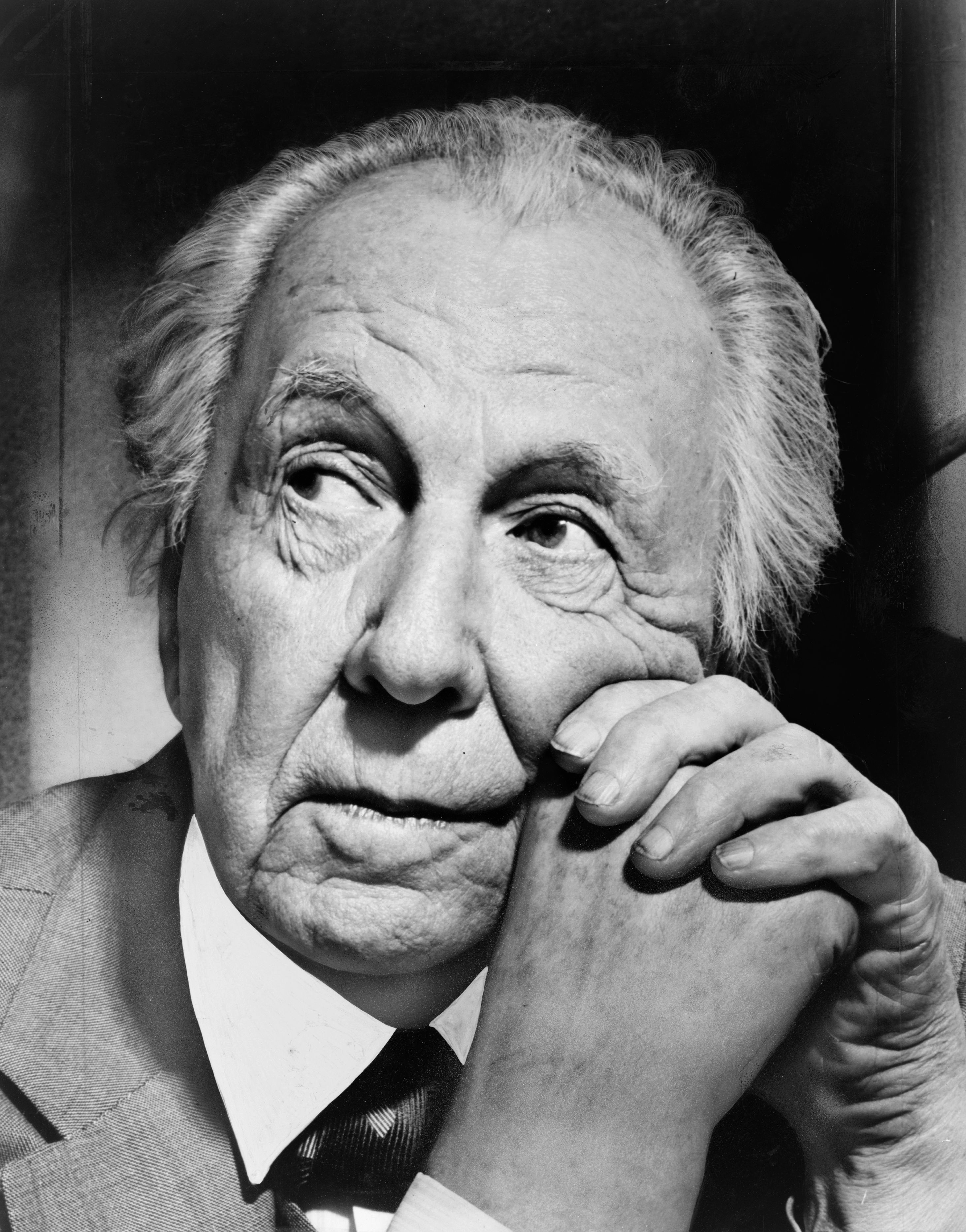 Frank_Lloyd_Wright_portrait.jpg